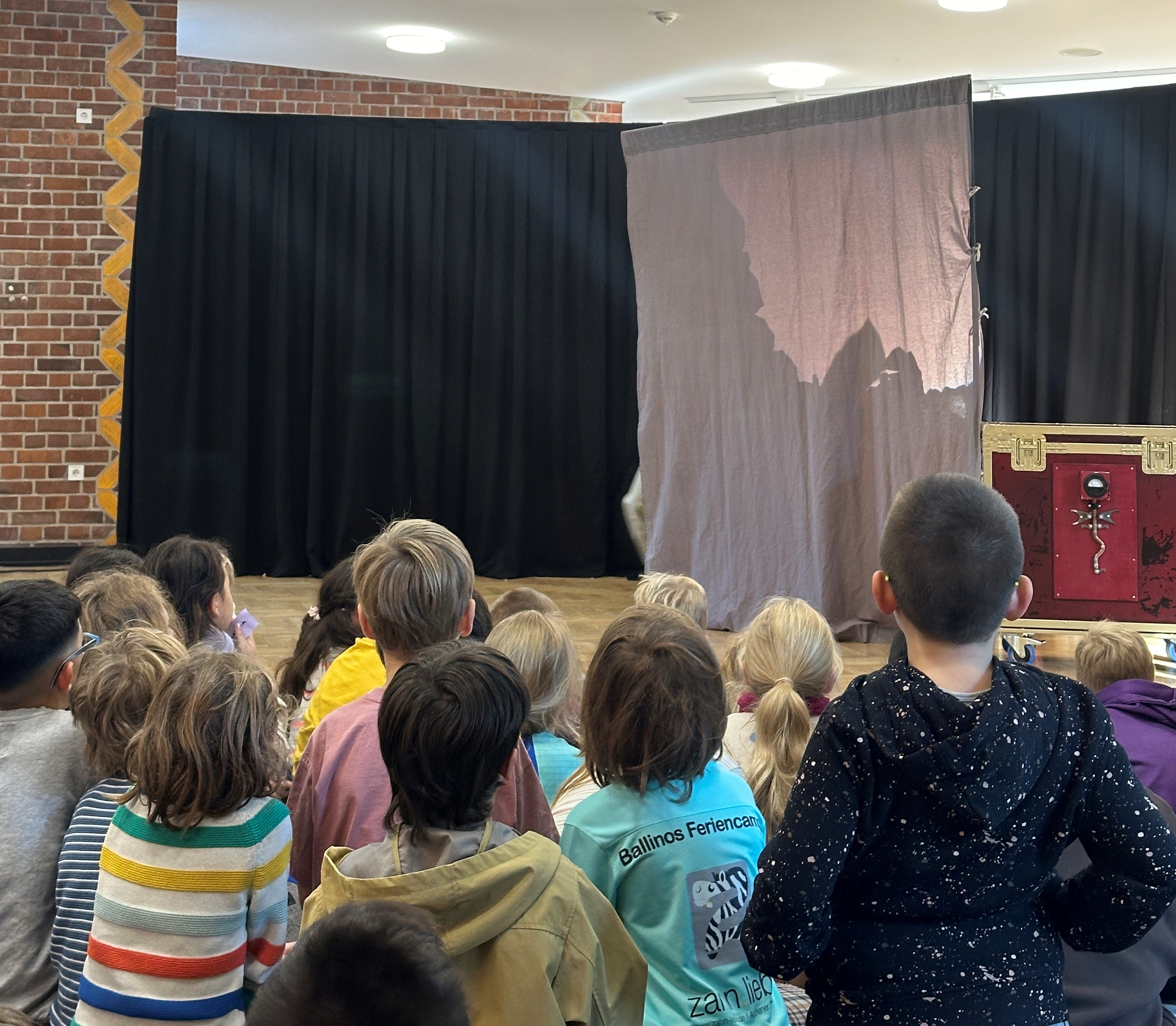 Theaterstück „Kinderrechte-Superkräfte“ in unserer Aula