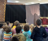 Theaterstück „Kinderrechte-Superkräfte“ in unserer Aula